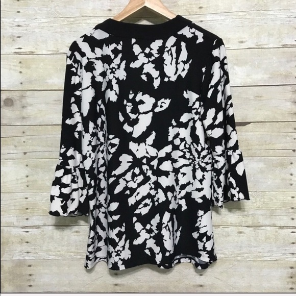 Violet & Claire abstract print bell sleeve top size large - Picture 6 of 7